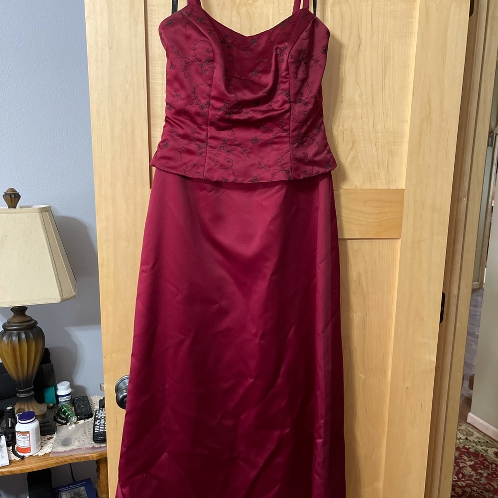 Burgundy formal (bridesmaid) dress. Size 7/8.